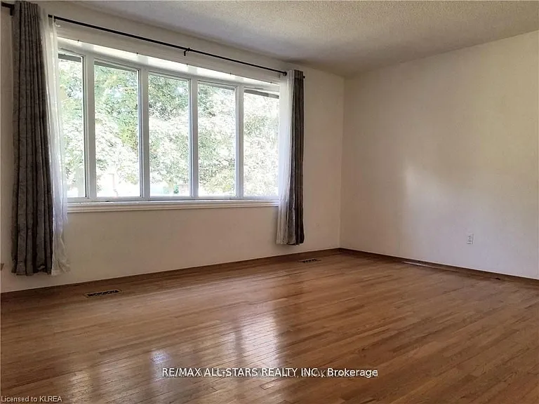 11 Roselyn Ct — Photo 7