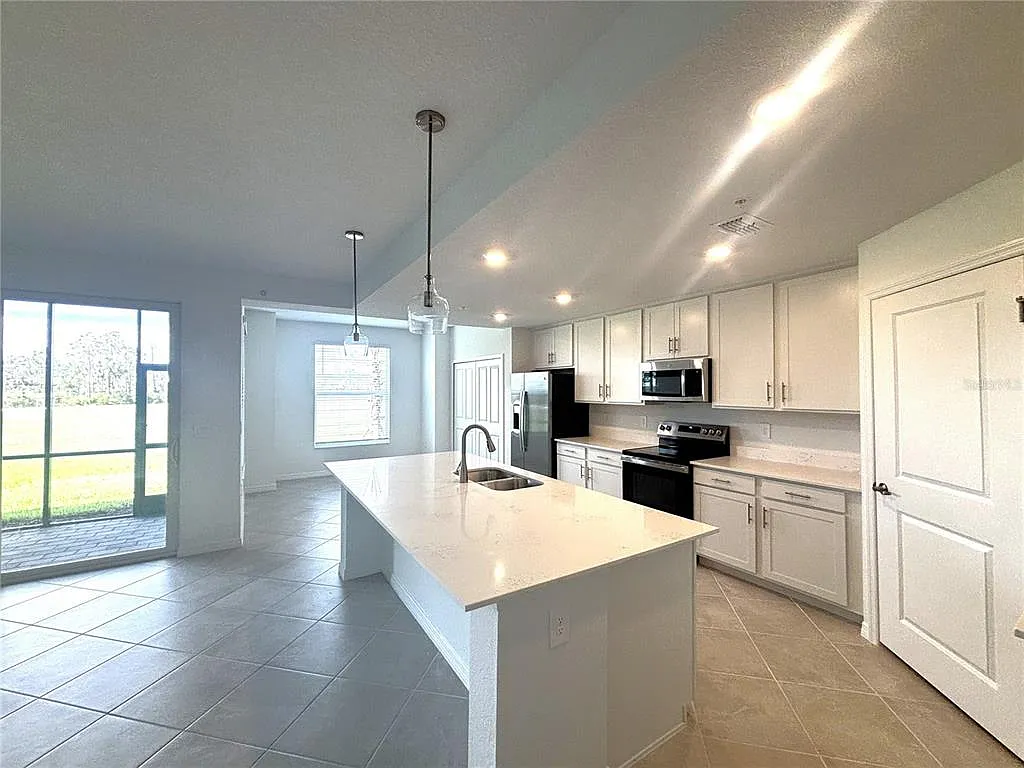 2 bed, 2.0 bath, 1366 sqft, $2,100 — Photo 3