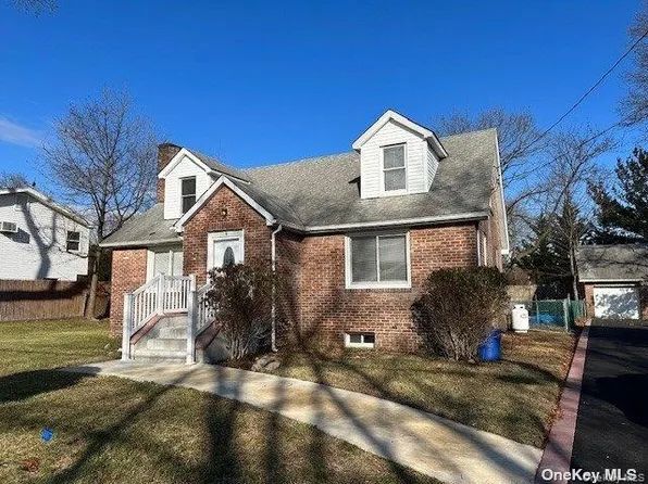 9 Grange St, Huntington, NY 11743