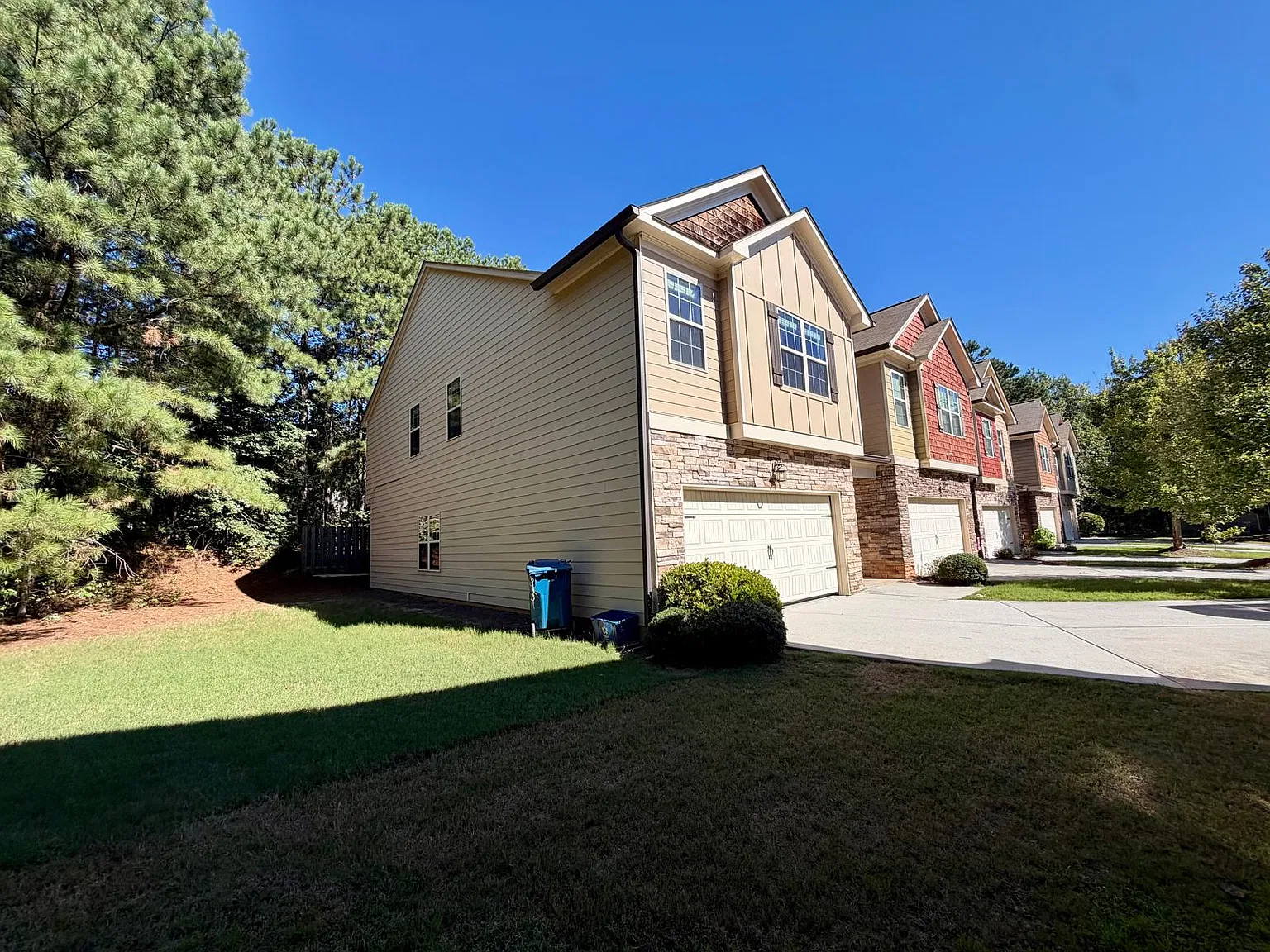 3 bed, 2.5 bath, 2054 sqft, $2,200 — Photo 1