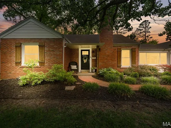 870 Victoria Pl, Saint Louis, MO 63122