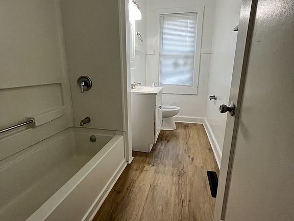 3rd image of 1426 N Dearborn St #1