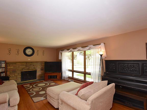 2nd image of 900 Hawthorn Dr
