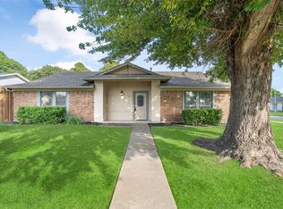 965 Meadowcove Cir, Garland, TX 75043