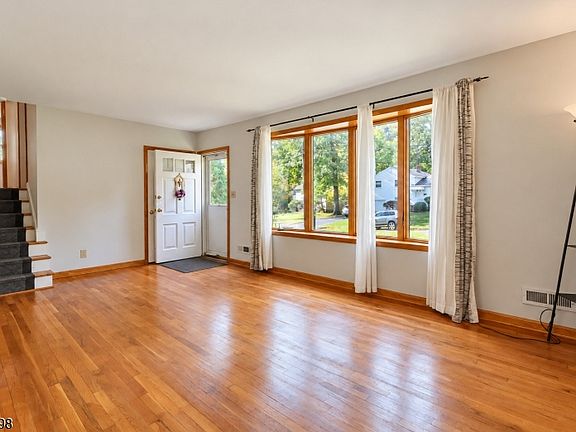 3rd image of 24 Countryside Dr