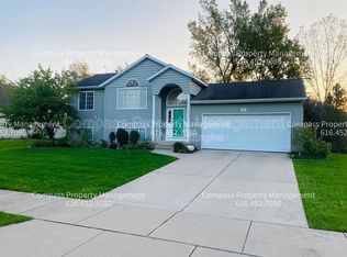 2565 Orchard View Dr NE, Grand Rapids, MI 49505