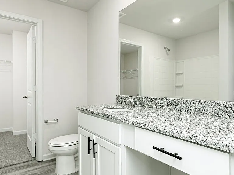 658 Mackenzie Cv — Photo 14