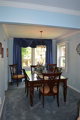 Dining room, lots of sun