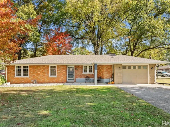 46 Harmon Dr, Lebanon, IL 62254