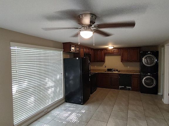 3rd image of 1121 S West Ave
