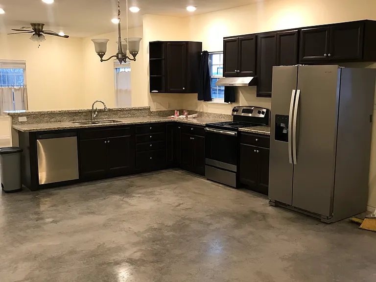 204 Jasper Ln — Photo 4