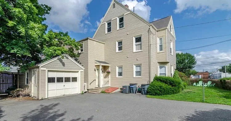 5 bed, 2350 sqft, $4,800 — Photo 2