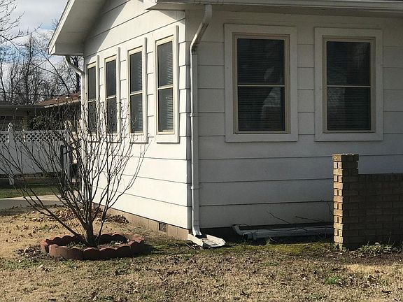 3rd image of 1020 W Oak St