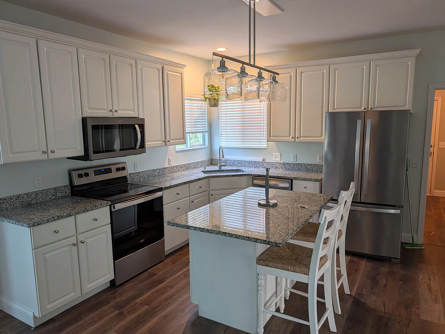 5 bed, 3400 sqft, $3,200 — Photo 3