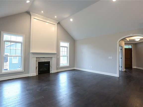 4th image of 10 Greenpoint Trl