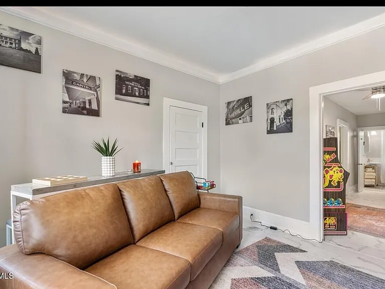 313 S Cutler St — Photo 5