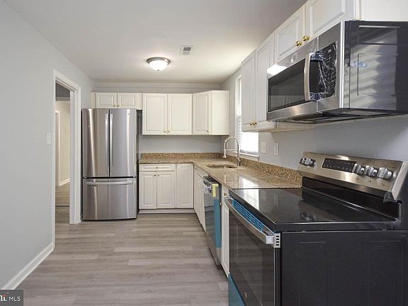 3rd image of 46670 Midway Dr #B