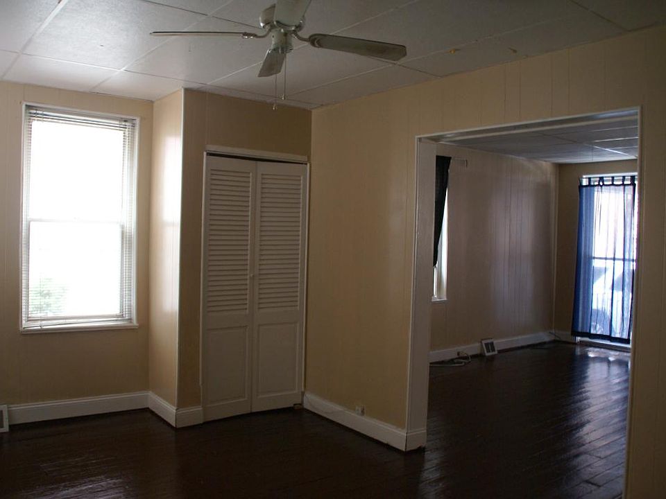Dining Room connecting to Living Room