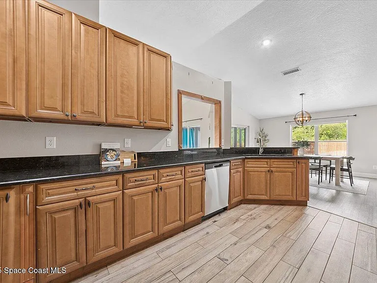 897 Hunters Creek Dr — Photo 14
