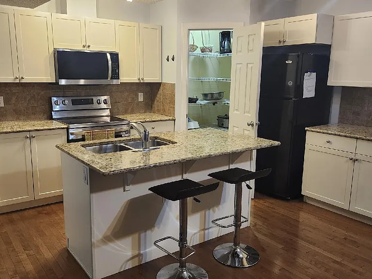 1635 Rutherford Rd SW — Photo 2