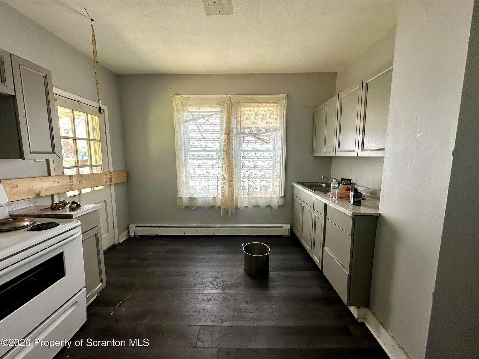 3 bed, 1.0 bath, 1130 sqft, $1,200 — Photo 3