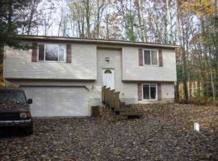 930 Lodge Trl, Interlochen, MI 49643