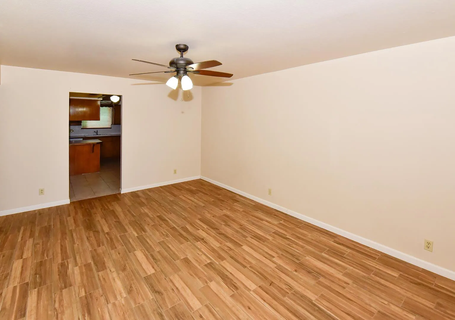 2 bed, 2.0 bath, 1995 sqft, $1,530 — Photo 2