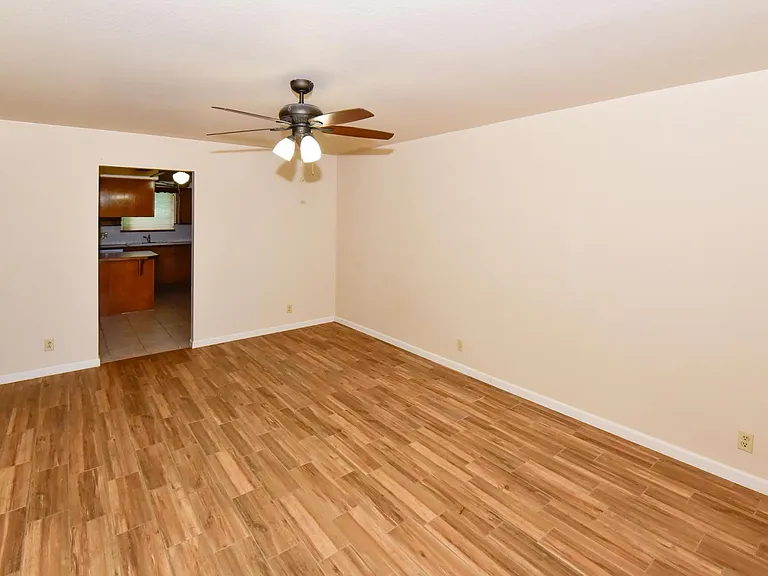 439 E Brown Rd — Photo 2