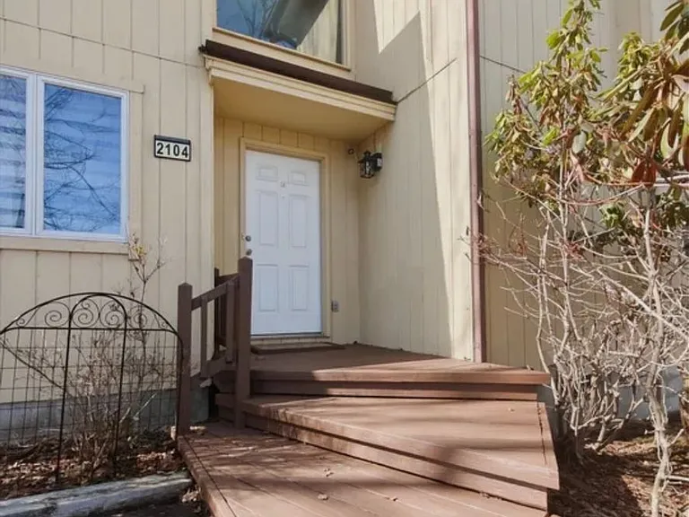 2104 Vacation Ln — Photo 2