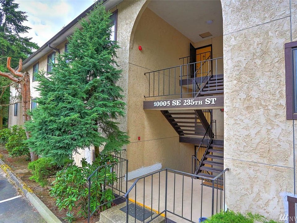 Welcome home to Olympic Skyline and this fully-updated 2 bedroom, 1 bathroom condo!