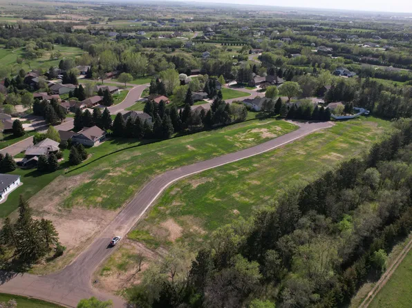 8726 Range Pl, Bismarck, ND 58501