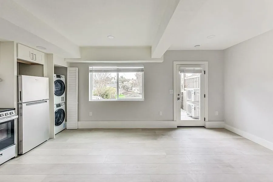 Modern Junior One-Bedroom with Private Patio | In-Unit Laundry | Newly Renovated | Lakeshore — Photo 4