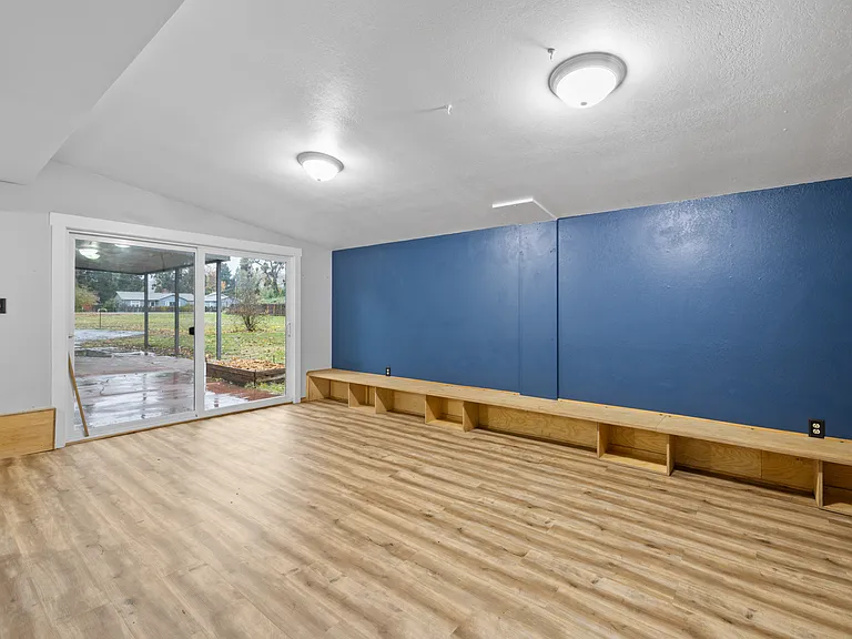 2554 W Stewart Ave — Photo 9