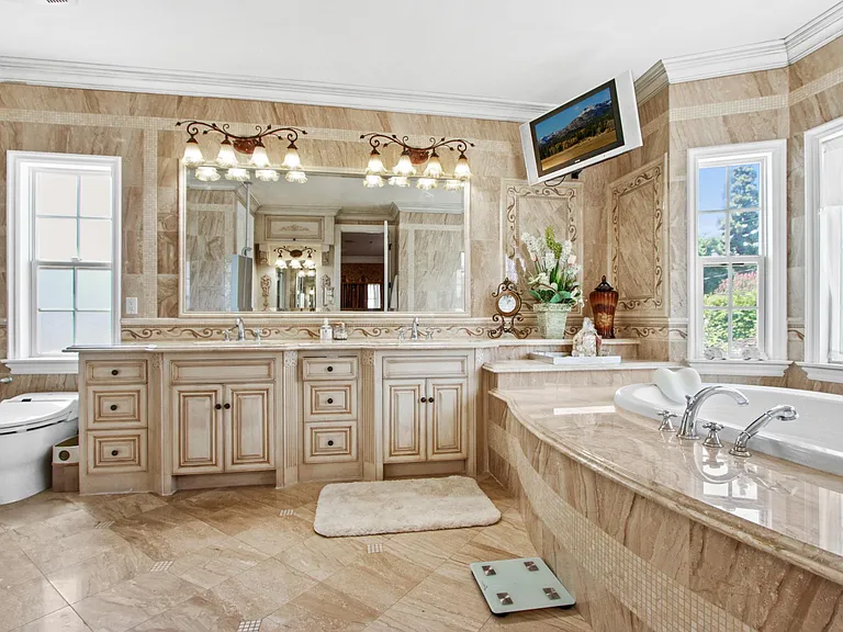 Master Bedroom Bathroom