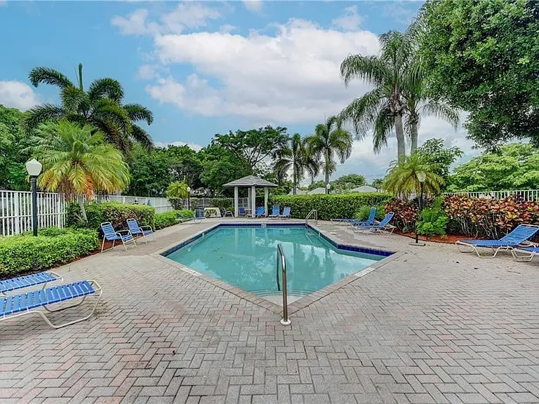 8171 Hampton Wood Dr — Photo 29