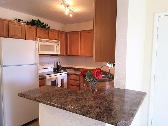 Kitchen w/Breakfast Bar
