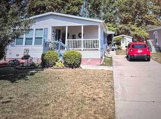 29526 Meadow Ln, Gibraltar, MI 48173