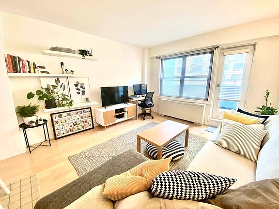 4th image of 220 E 57th St APT 16C
