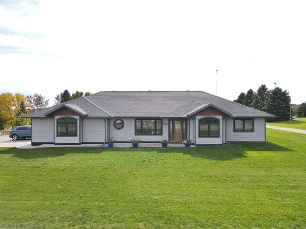 902 5th St SE, Rugby, ND 58368