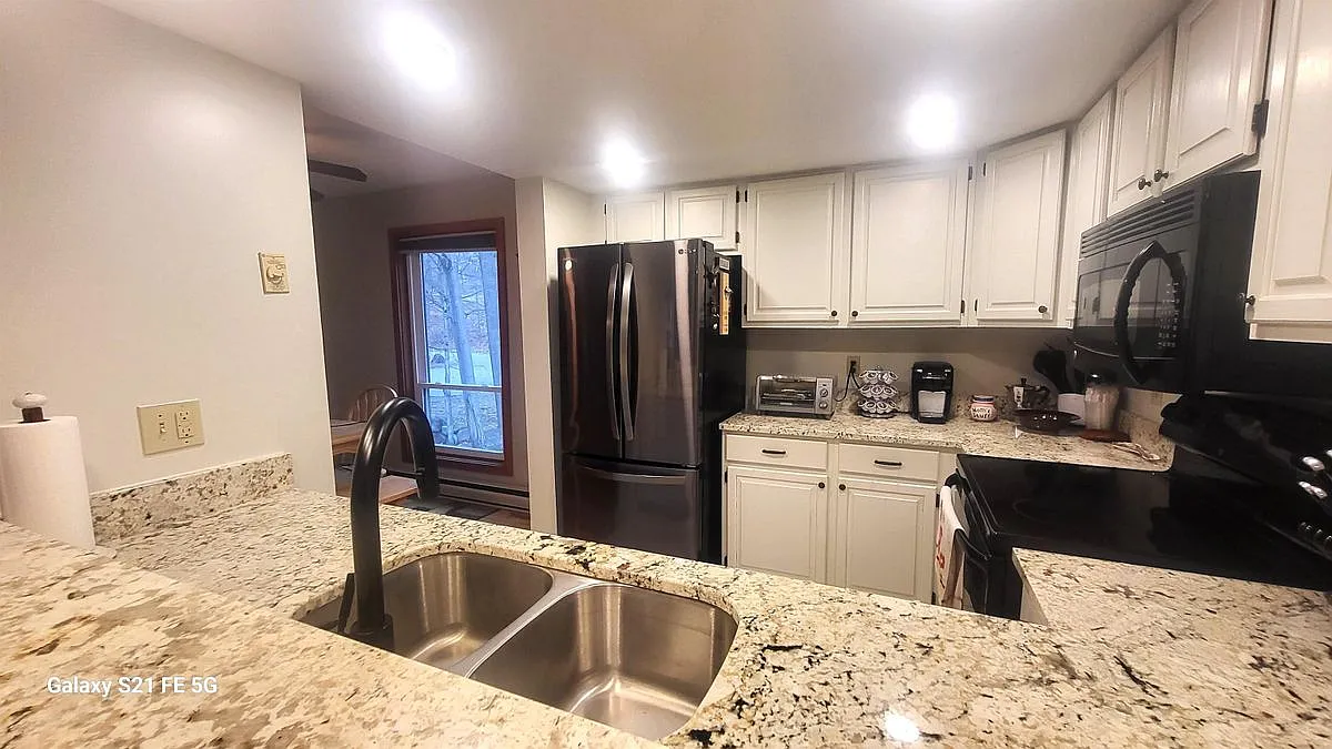 3 bed, 2.0 bath, 1304 sqft, $14,000 — Photo 3
