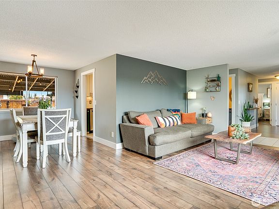 4th image of 1464 N Woodlawn Street