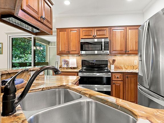 4th image of 623 New Kent Pl