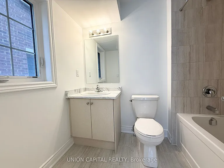 11 Franklin Ave — Photo 25
