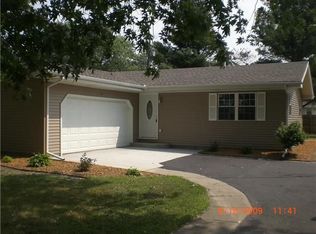 21 W Circle Dr, Saint Anne, IL 60964