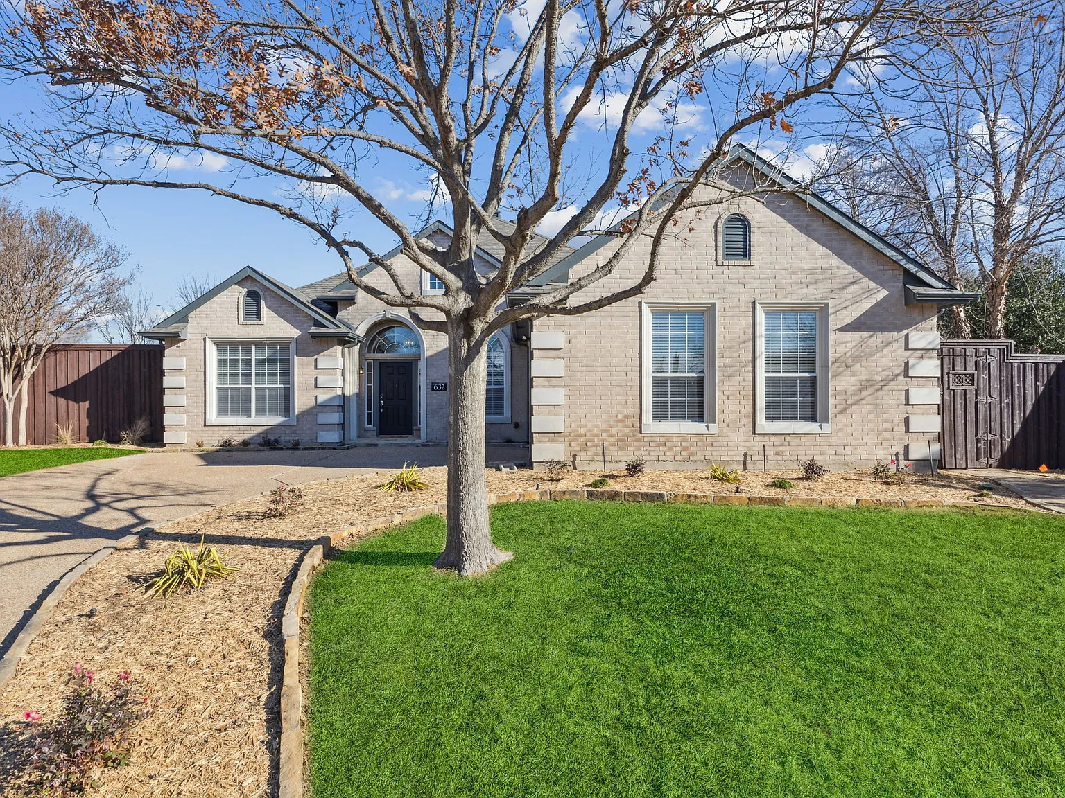 5 bed, 2484 sqft, $8,910 — Photo 2