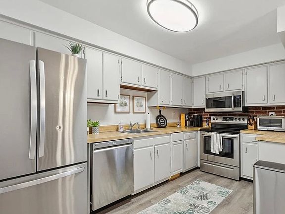 3rd image of 2526 Clothier St