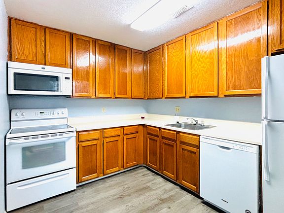 5th image of 3978 Versailles Dr
