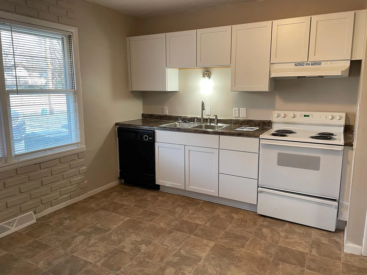 3 bed, 1.5 bath, 100 sqft, $900 — Photo 4