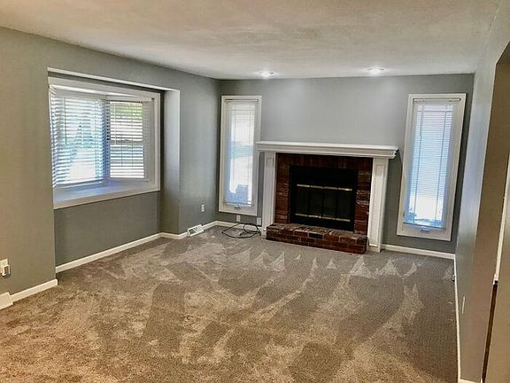 2nd image of 705 SE Shamrock Ln