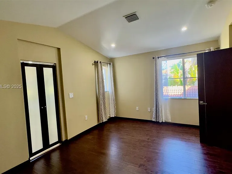 1094 Redwood St #1094 — Photo 19